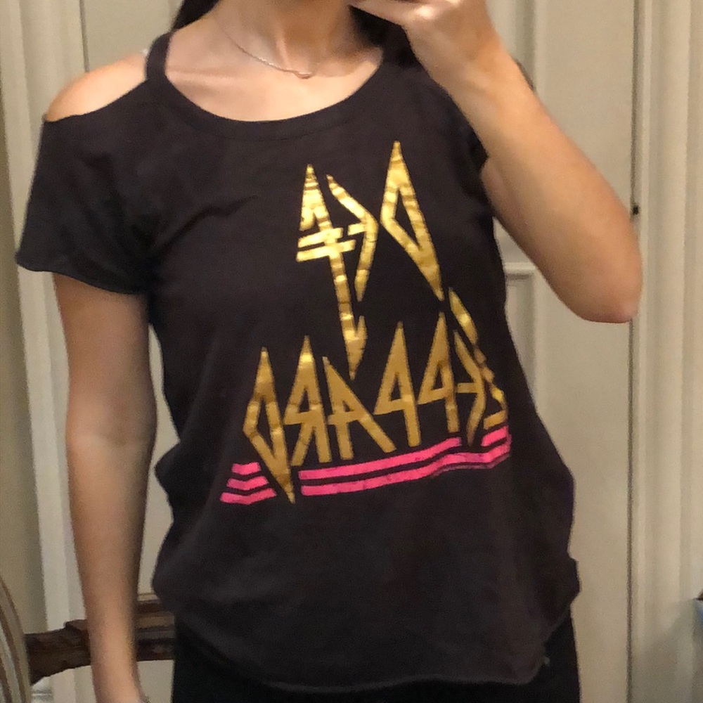 CHASER def leppard cold shoulder tee